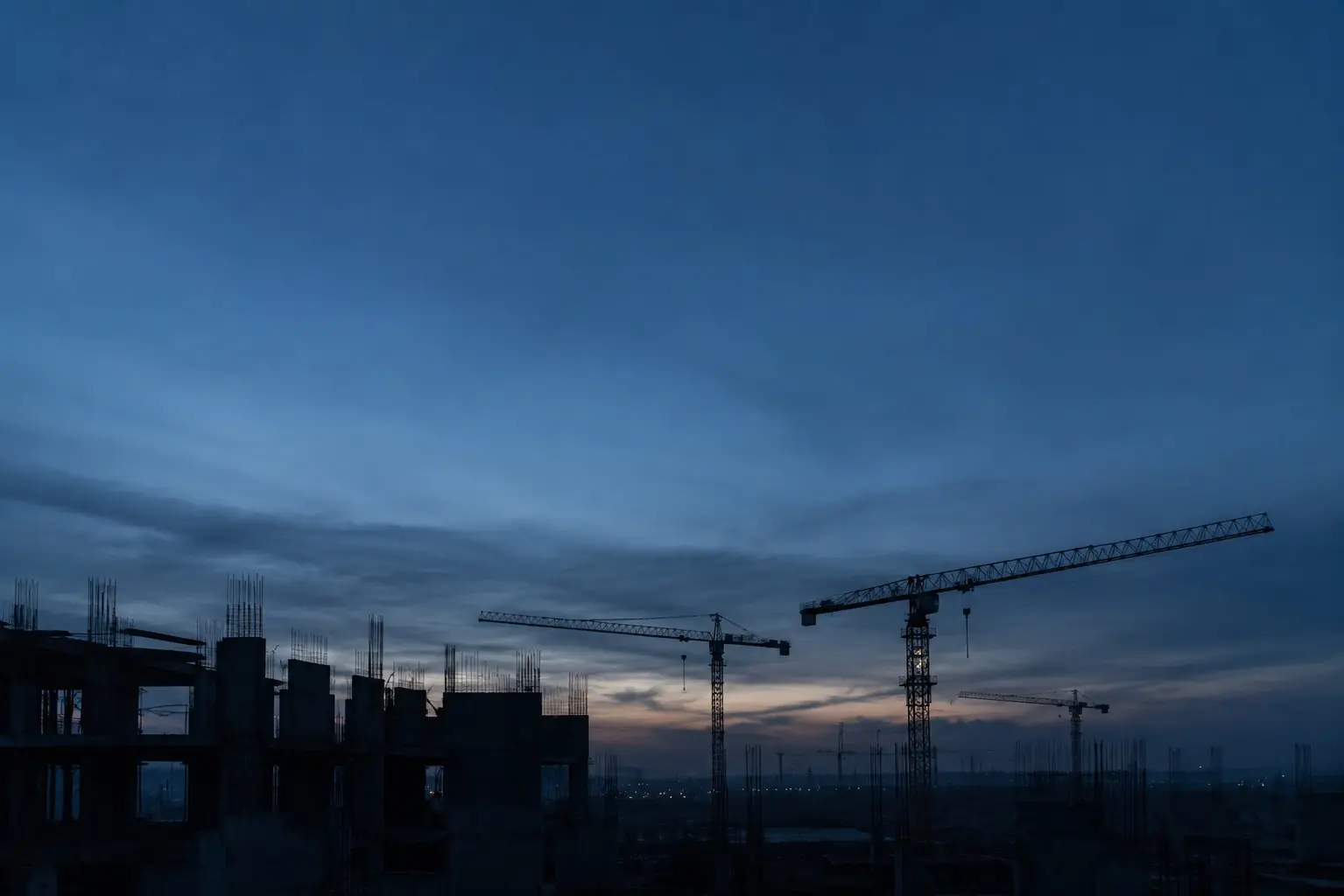Großbaustelle mit Kränen