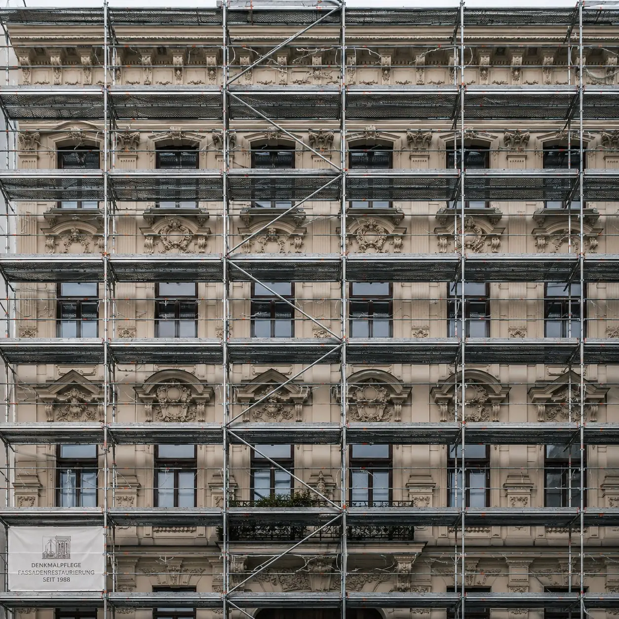 Eingerüstete Gründerzeitfassade